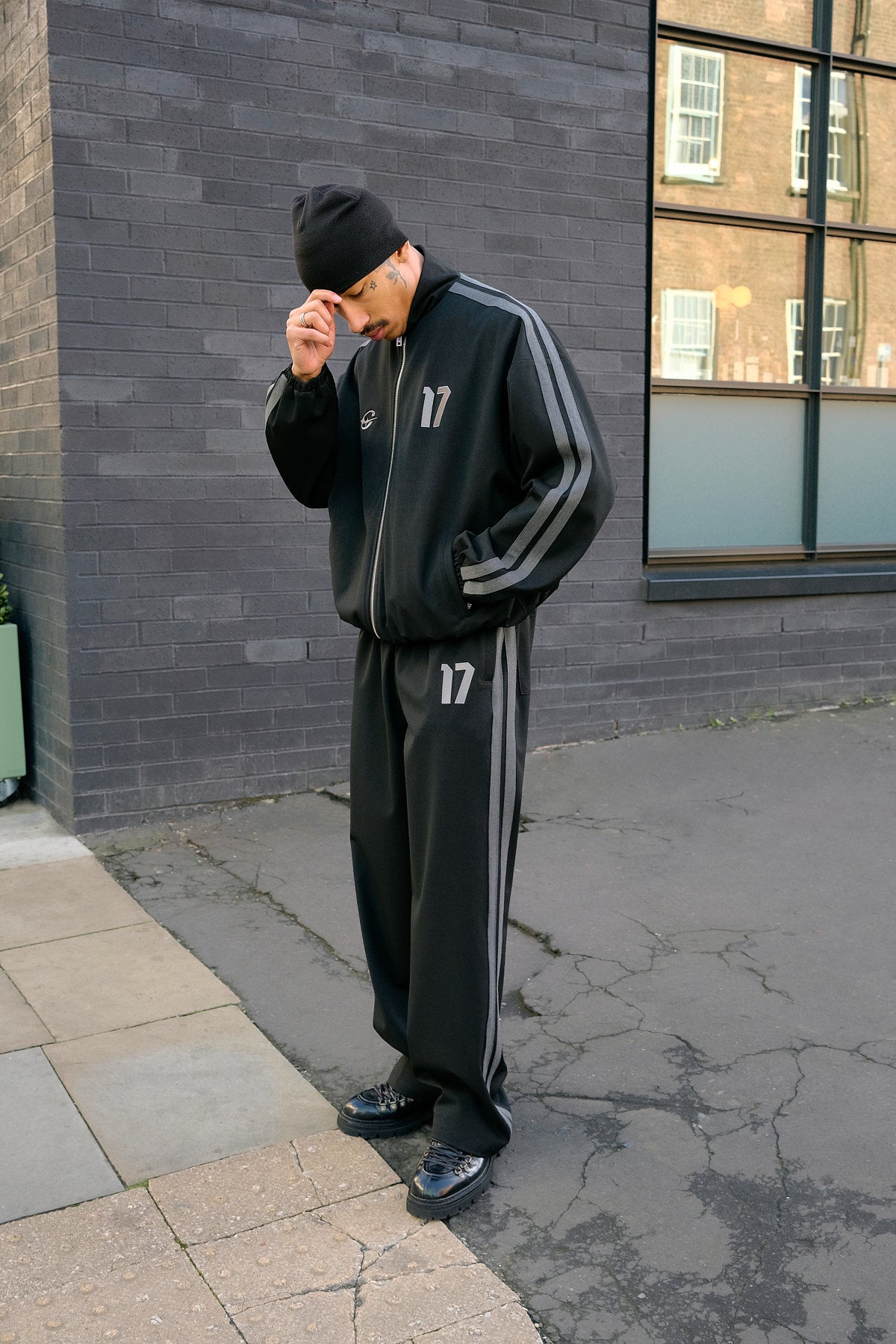 Gewebte Relaxed-Hose mit Seitenstreifen – Schwarz